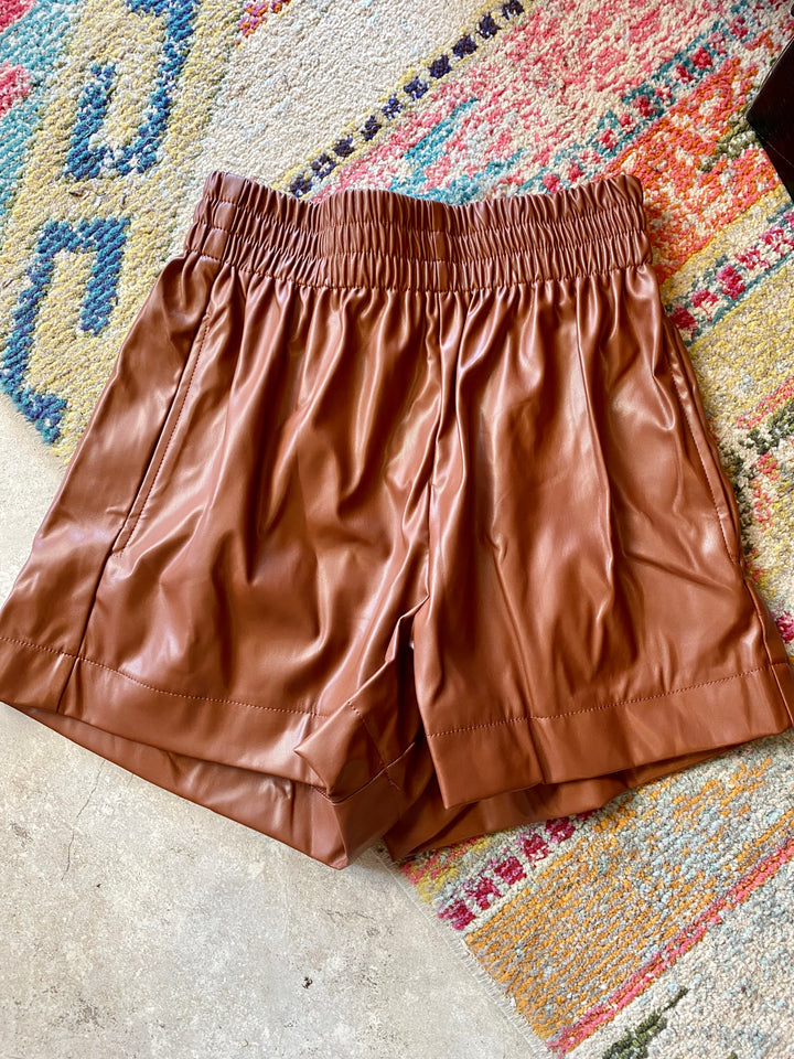 Gina Shorts in Walnut